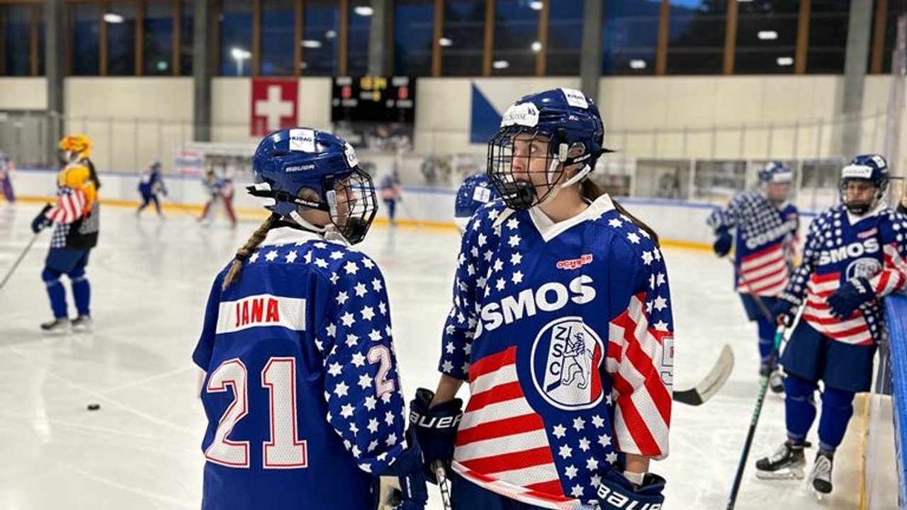 ZSC Lions Frauen siegen auch in nostalgischem Outfit