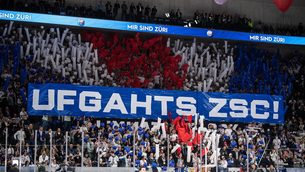 Grossleinwand vor der Swiss Life Arena