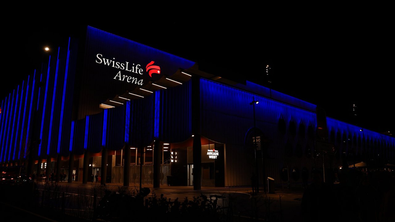 Darum leuchtete die Swiss Life Arena am Samstag blau 