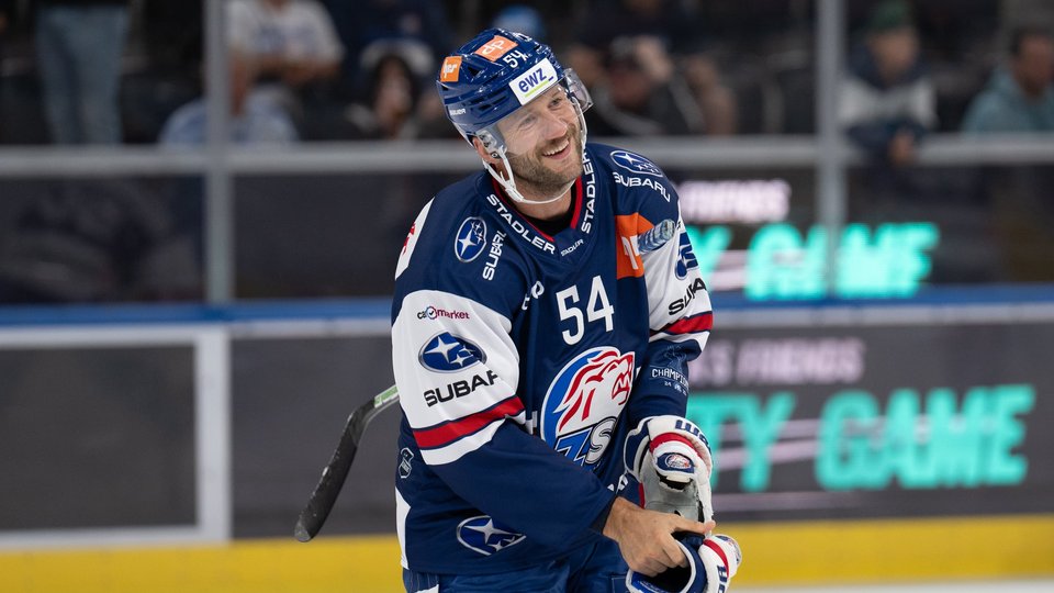 Saisonauftakt: Meisterbanner, Award und der EHC Biel