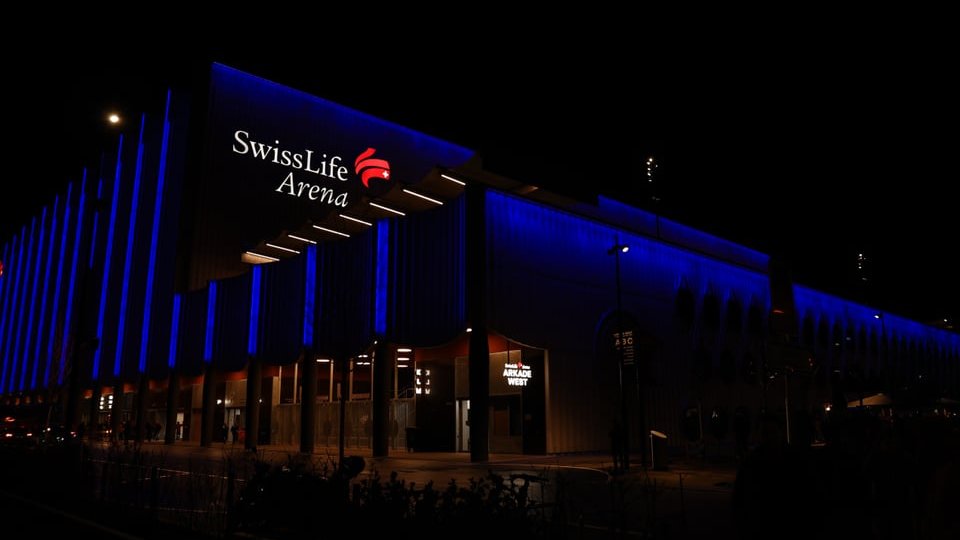 Darum leuchtete die Swiss Life Arena am Samstag blau 